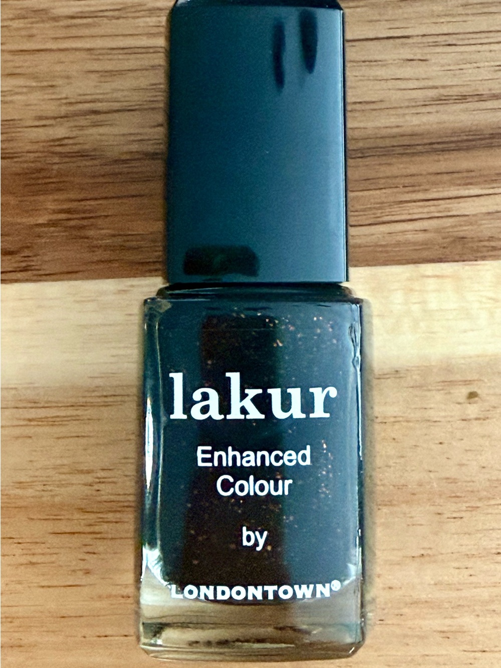 New Londontown Around the Fireplace lakur Enhanced Color Nail Polish